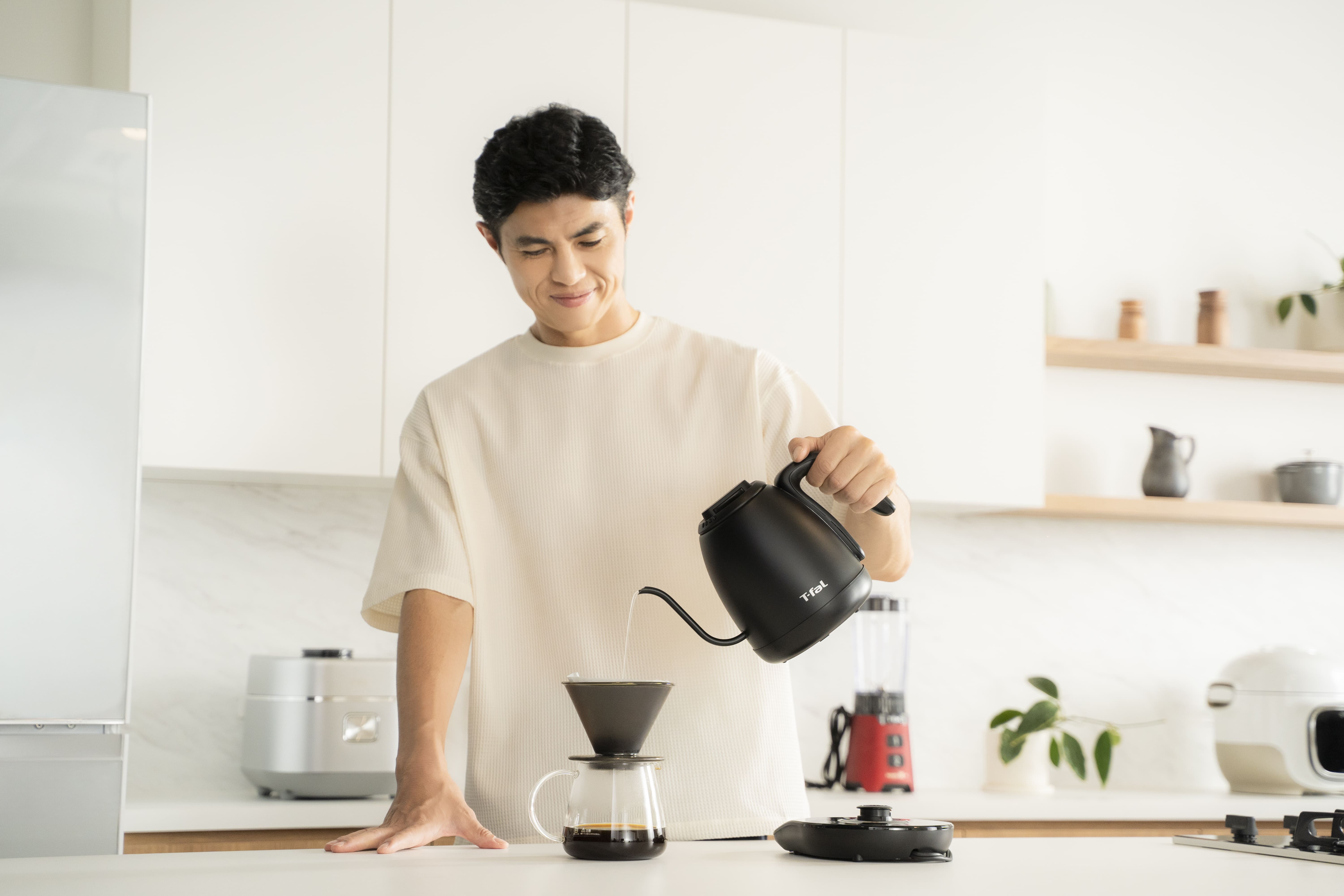 小島よしおさんとケトルのイメージ