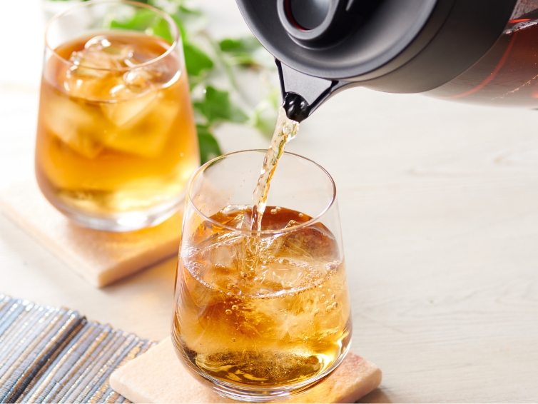 紅茶のティーバッグにお湯を入れるイメージ