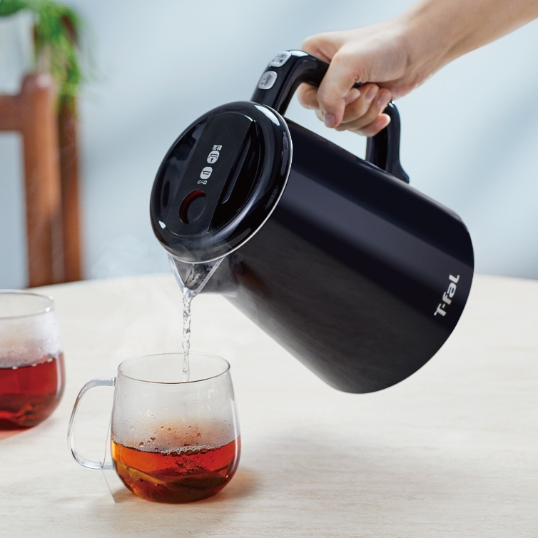 ティーバッグにお湯を注いでいるイメージ