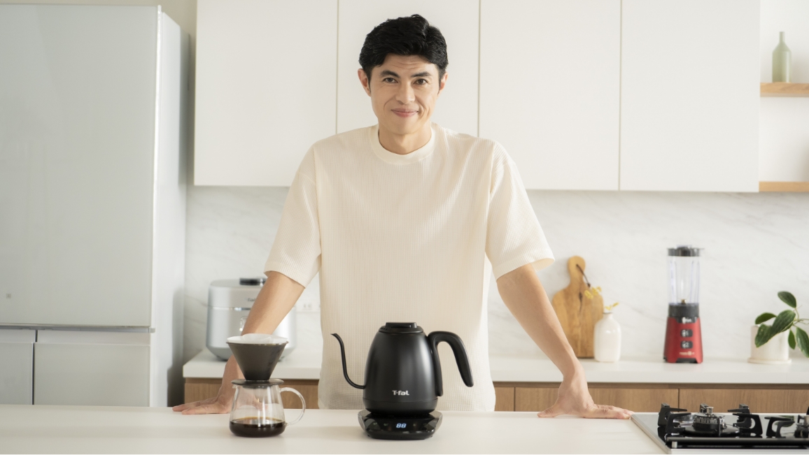 小島よしおさんとケトルのイメージ