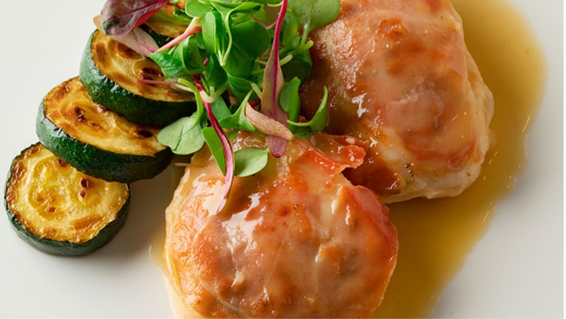 若鶏胸肉と生ハムのソテー ズッキーニ添えハーブ風味レモンとバターのソースのイメージ