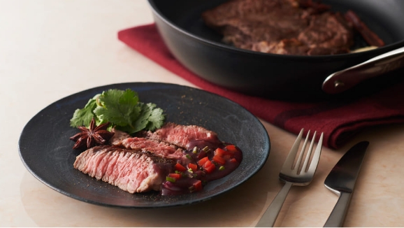 赤身肉のステーキ オリエンタルスパイスソースのイメージ