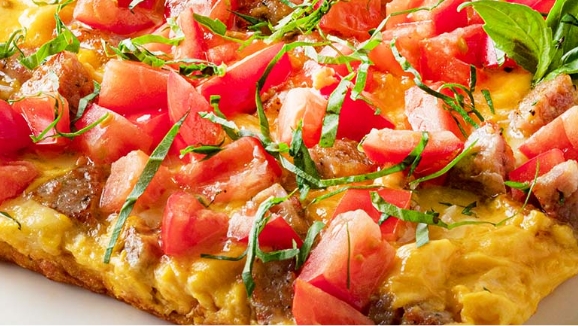 ハーブソーセージとトマト、コンテチーズのふわふわオムレツ バジル風味のイメージ