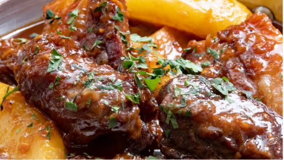 豚ホホ肉とベーコンのビール煮込みのイメージ