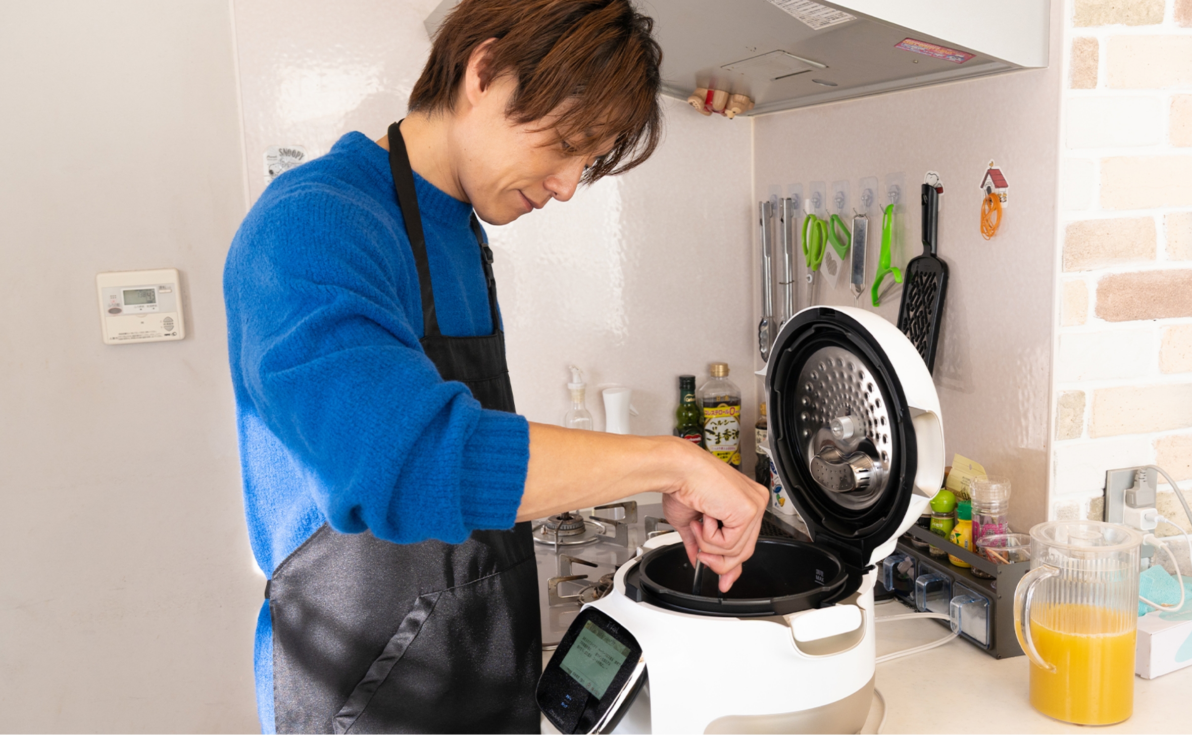 杉浦太陽さんがクックフォーミータッチで炒め調理している画像