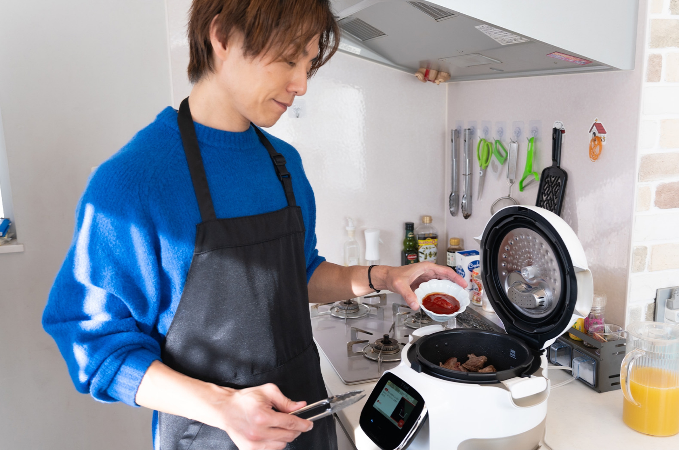 杉浦太陽さんがクックフォーミータッチへ食材投入している画像