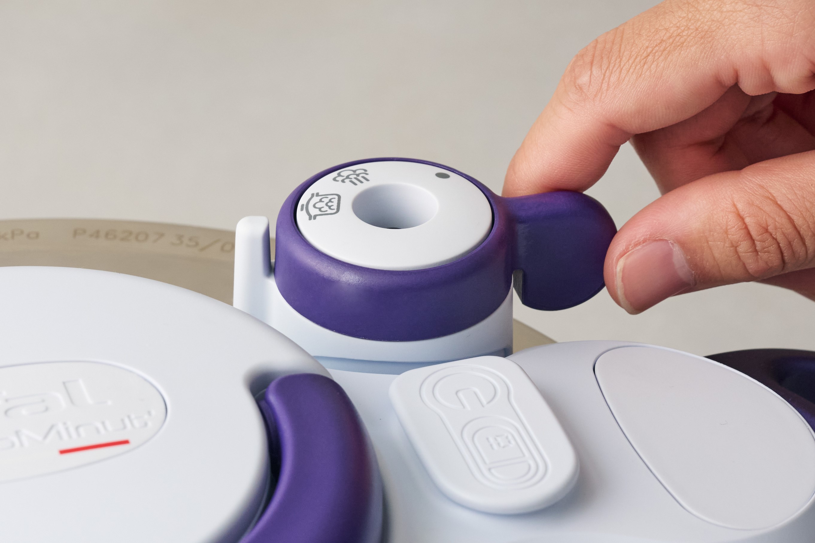 蓋を閉めてセレクターを圧力鍋マークにセットしている写真