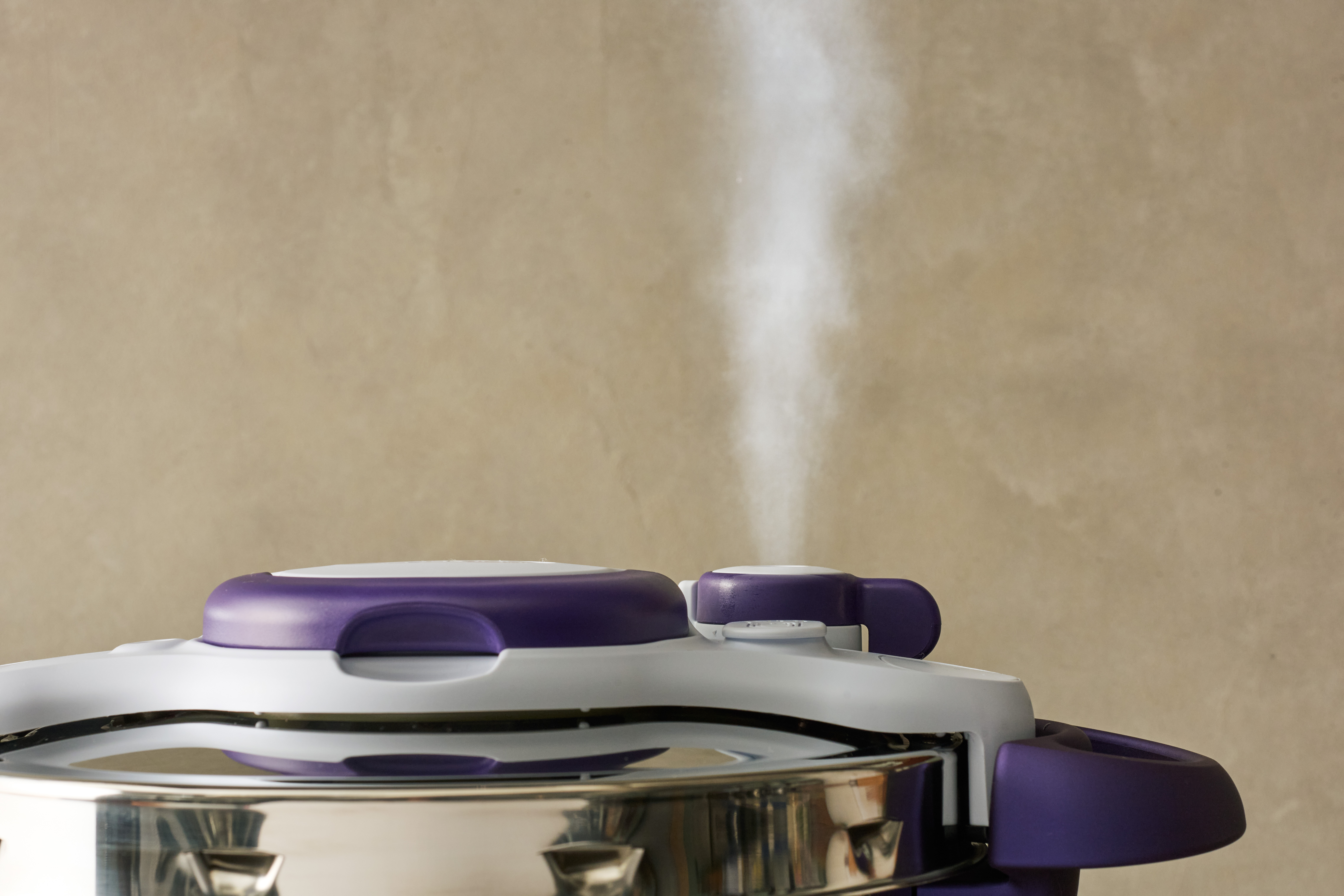 白い柱のように蒸気が上がっている写真